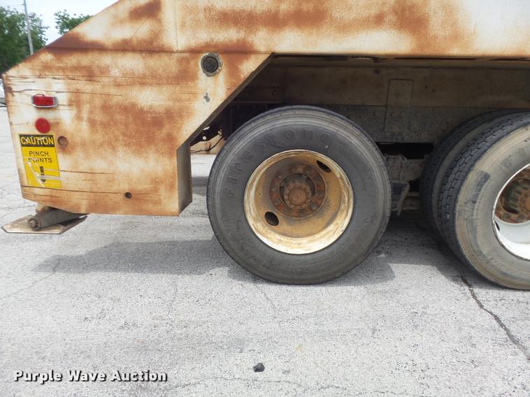 image for item K7615 1992 Ford FT900 lugger truck