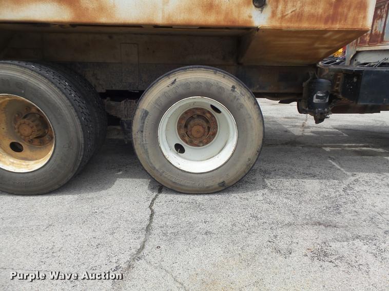 image for item K7615 1992 Ford FT900 lugger truck