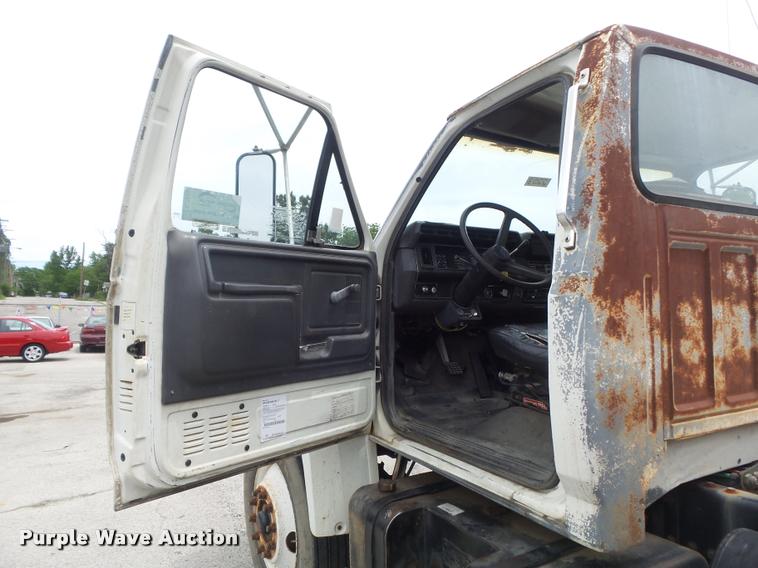 image for item K7615 1992 Ford FT900 lugger truck