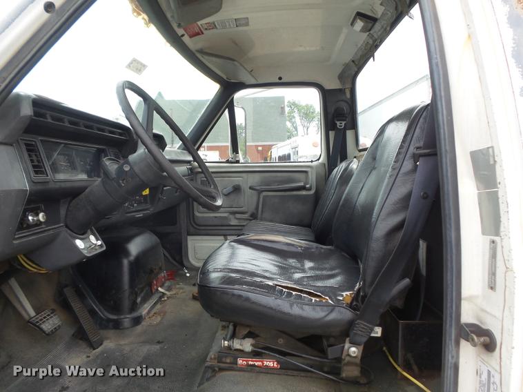 image for item K7615 1992 Ford FT900 lugger truck