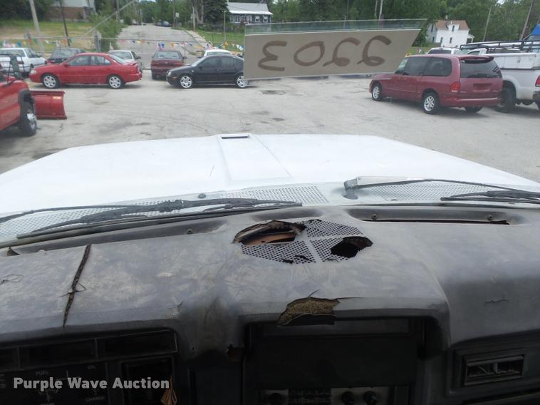 image for item K7615 1992 Ford FT900 lugger truck