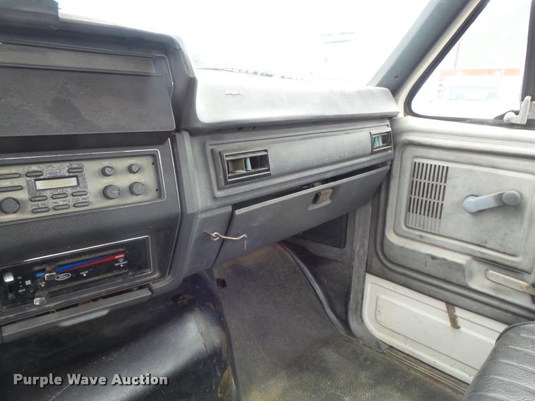 image for item K7615 1992 Ford FT900 lugger truck