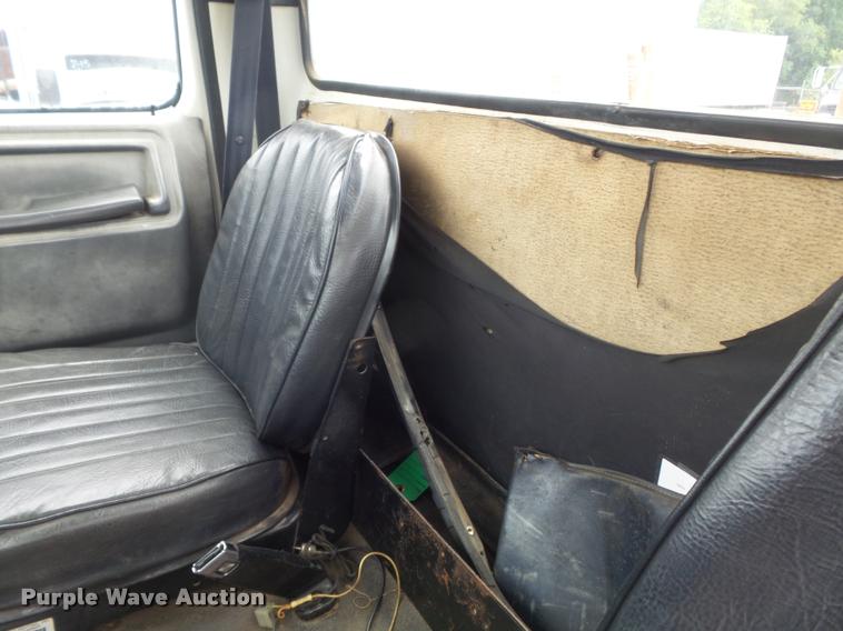 image for item K7615 1992 Ford FT900 lugger truck