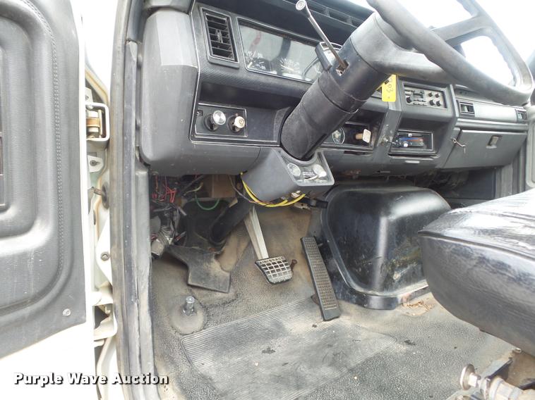 image for item K7615 1992 Ford FT900 lugger truck