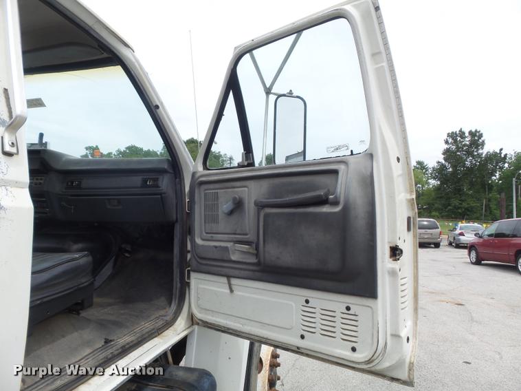 image for item K7615 1992 Ford FT900 lugger truck