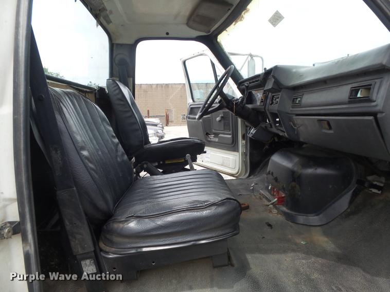 image for item K7615 1992 Ford FT900 lugger truck