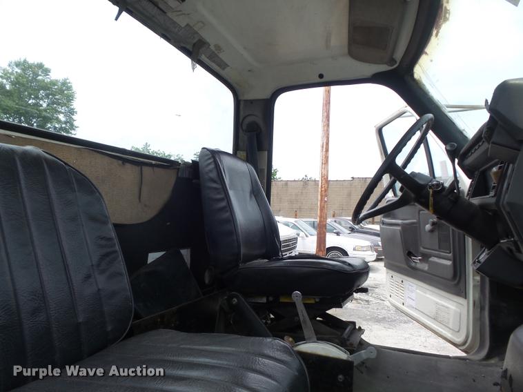 image for item K7615 1992 Ford FT900 lugger truck