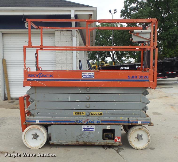 image for item K7625 2005 Skyjack SJ3226 scissor lift