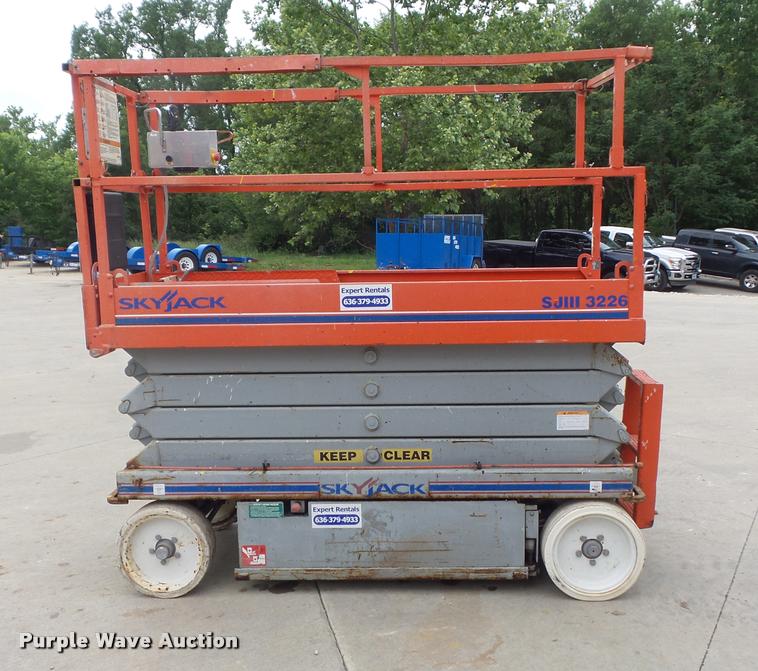 image for item K7625 2005 Skyjack SJ3226 scissor lift