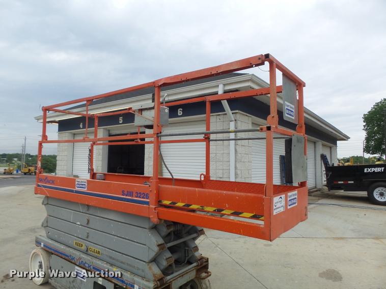 image for item K7625 2005 Skyjack SJ3226 scissor lift