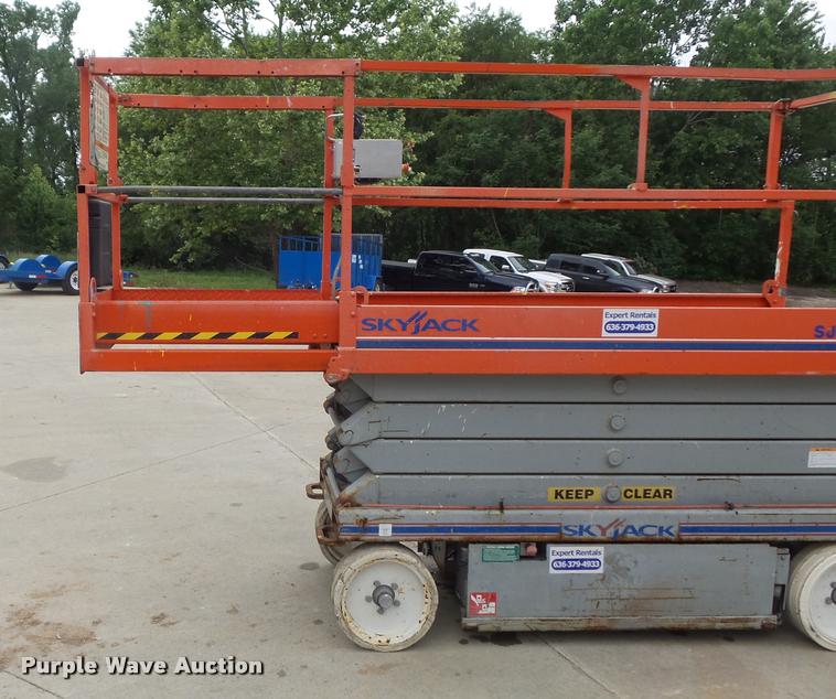 image for item K7625 2005 Skyjack SJ3226 scissor lift
