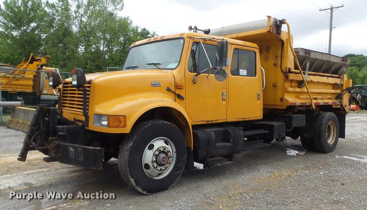 image for item K7628 2002 International 4900 Crew Cab dump truck