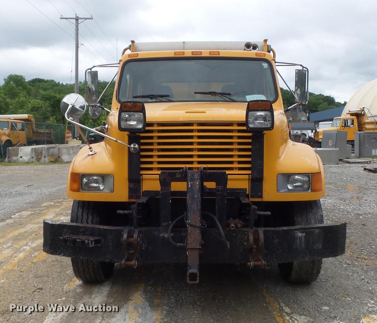 image for item K7628 2002 International 4900 Crew Cab dump truck