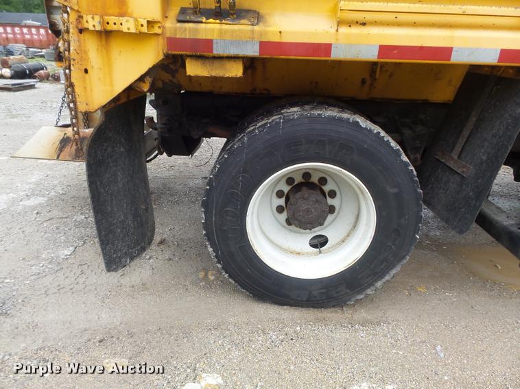 image for item K7628 2002 International 4900 Crew Cab dump truck