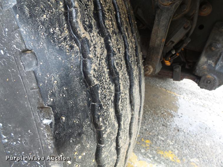 image for item K7628 2002 International 4900 Crew Cab dump truck