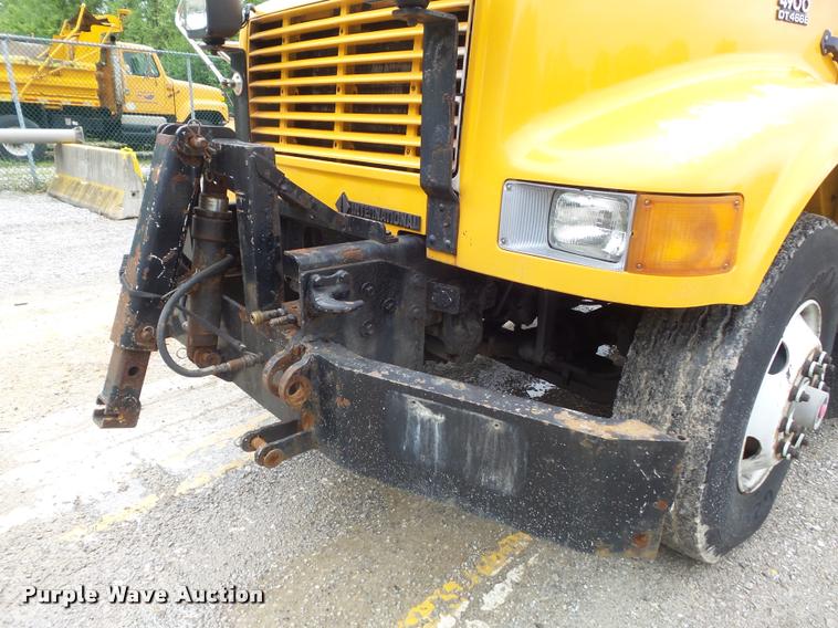 image for item K7628 2002 International 4900 Crew Cab dump truck