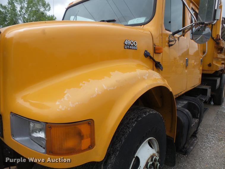 image for item K7628 2002 International 4900 Crew Cab dump truck