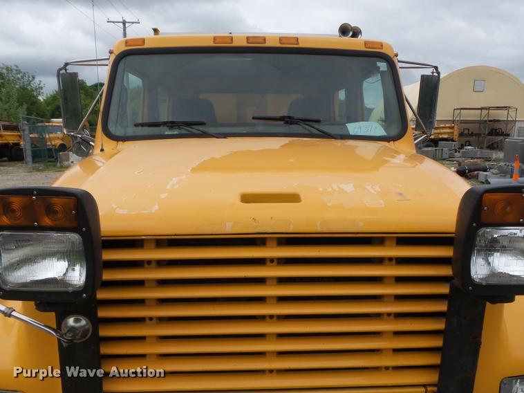 image for item K7628 2002 International 4900 Crew Cab dump truck