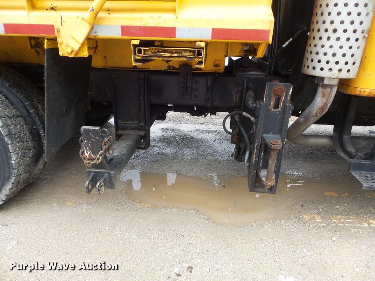 image for item K7628 2002 International 4900 Crew Cab dump truck