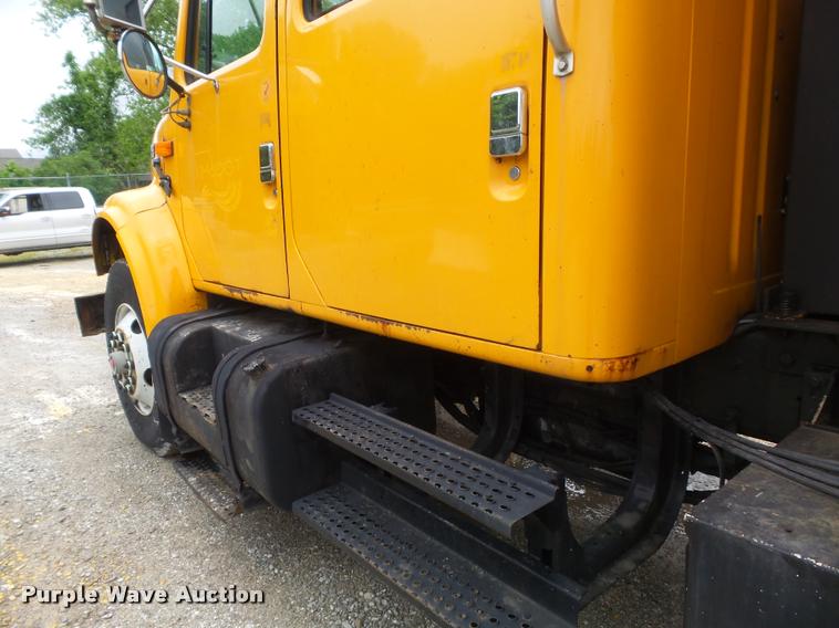 image for item K7628 2002 International 4900 Crew Cab dump truck