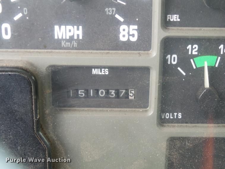 image for item K7628 2002 International 4900 Crew Cab dump truck