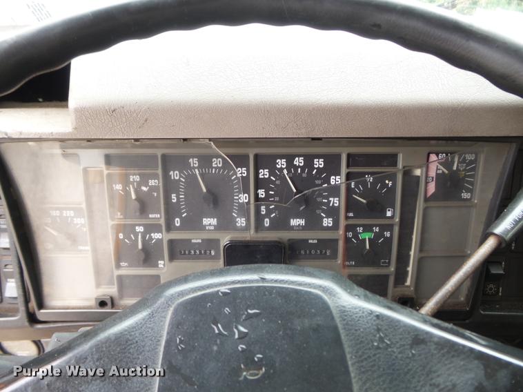 image for item K7628 2002 International 4900 Crew Cab dump truck