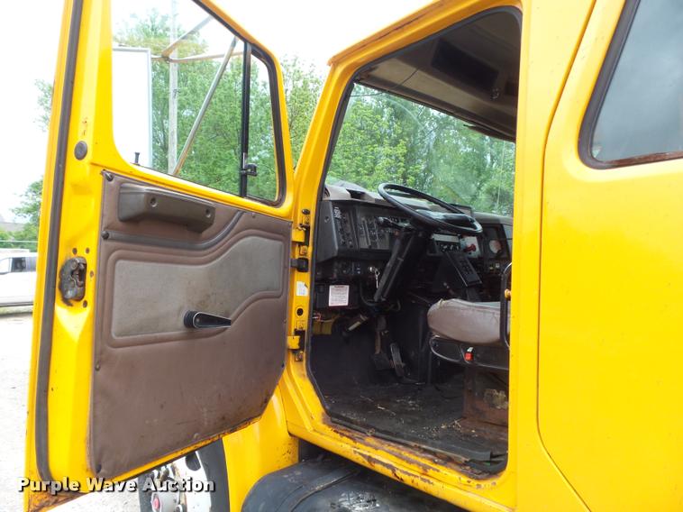 image for item K7628 2002 International 4900 Crew Cab dump truck
