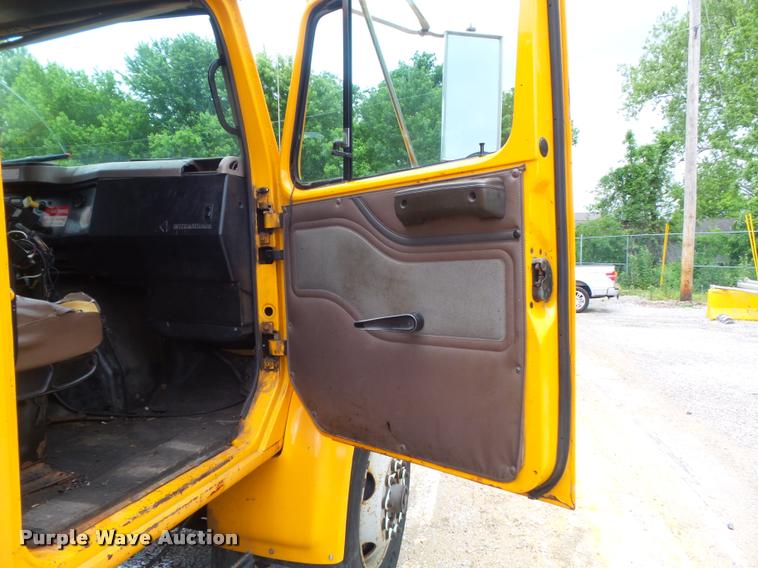 image for item K7628 2002 International 4900 Crew Cab dump truck
