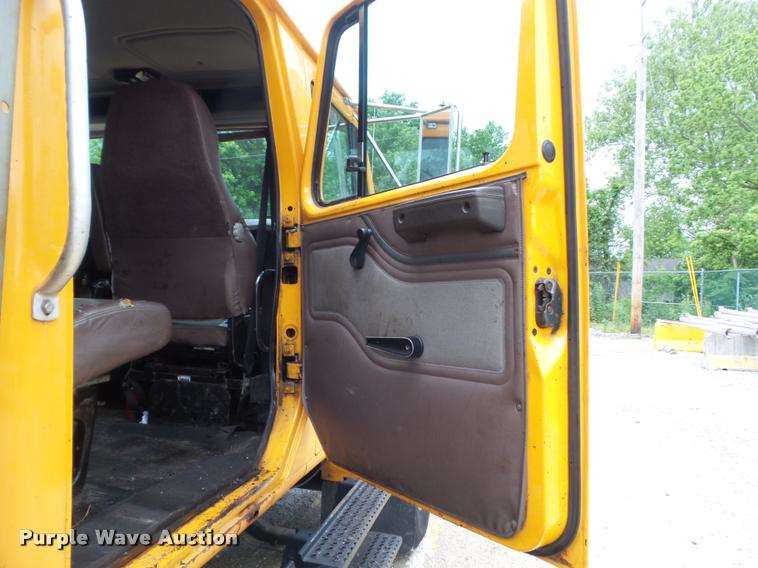 image for item K7628 2002 International 4900 Crew Cab dump truck