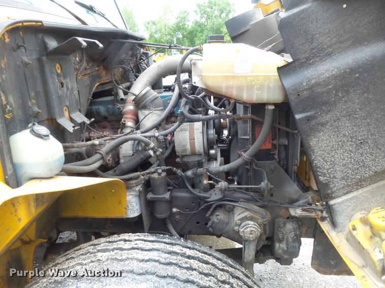 image for item K7628 2002 International 4900 Crew Cab dump truck