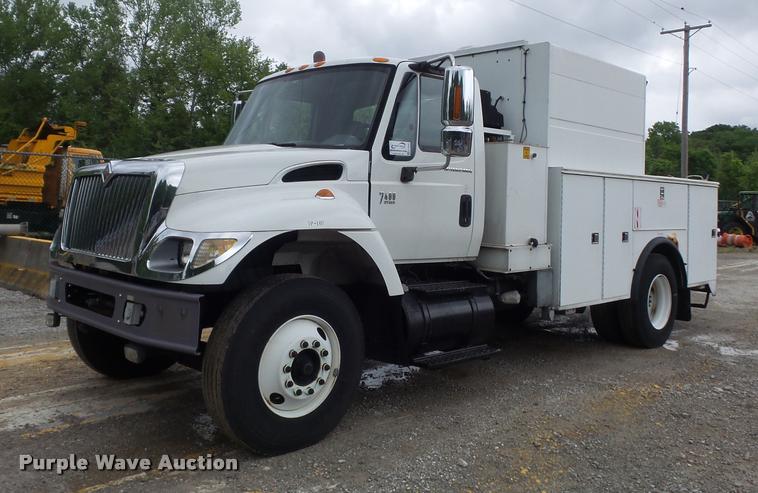 image for item K7629 2004 International 7400 service truck