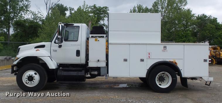 image for item K7629 2004 International 7400 service truck