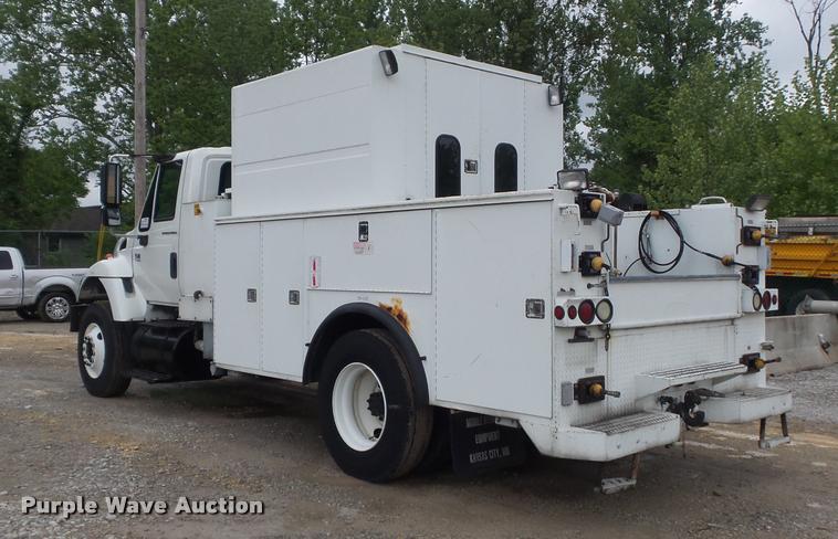 image for item K7629 2004 International 7400 service truck