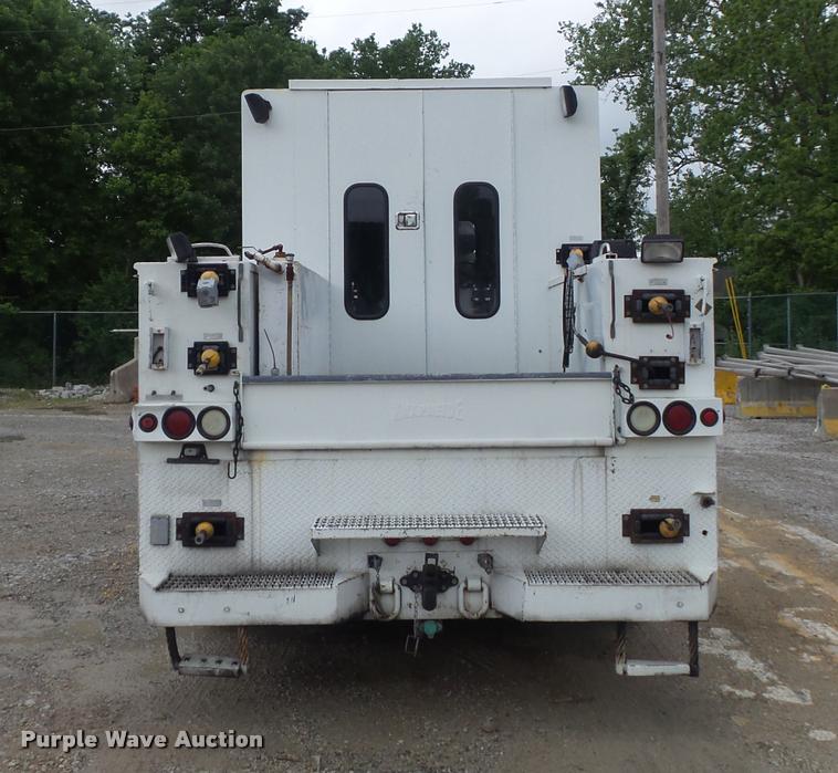 image for item K7629 2004 International 7400 service truck