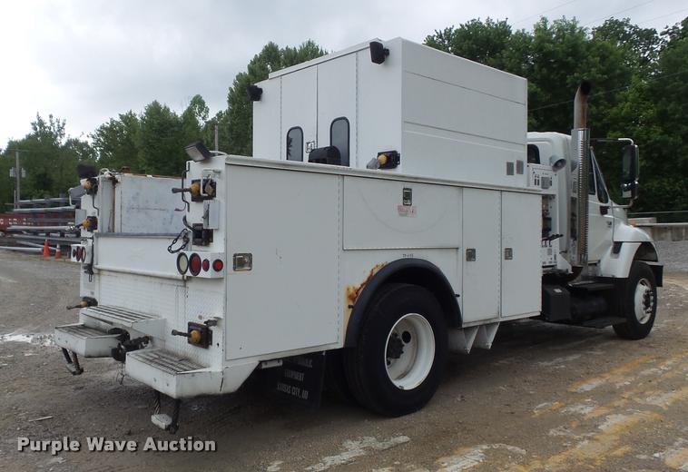 image for item K7629 2004 International 7400 service truck
