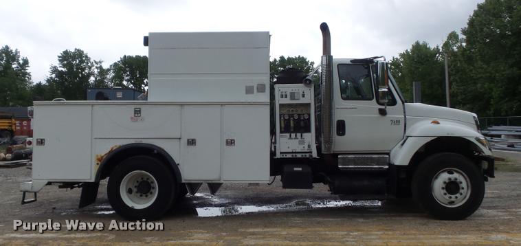 image for item K7629 2004 International 7400 service truck