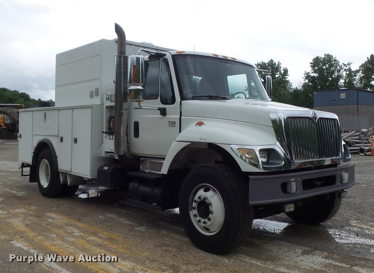 image for item K7629 2004 International 7400 service truck