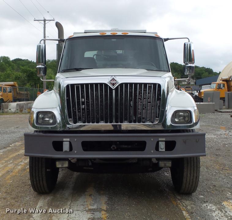 image for item K7629 2004 International 7400 service truck