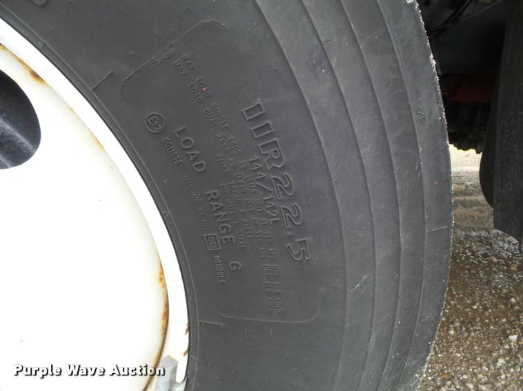 image for item K7629 2004 International 7400 service truck