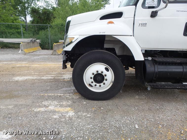 image for item K7629 2004 International 7400 service truck