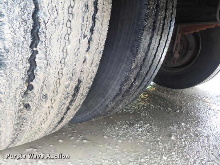 image for item K7629 2004 International 7400 service truck