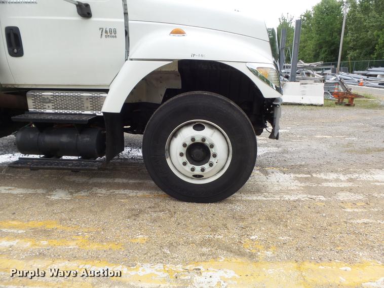 image for item K7629 2004 International 7400 service truck