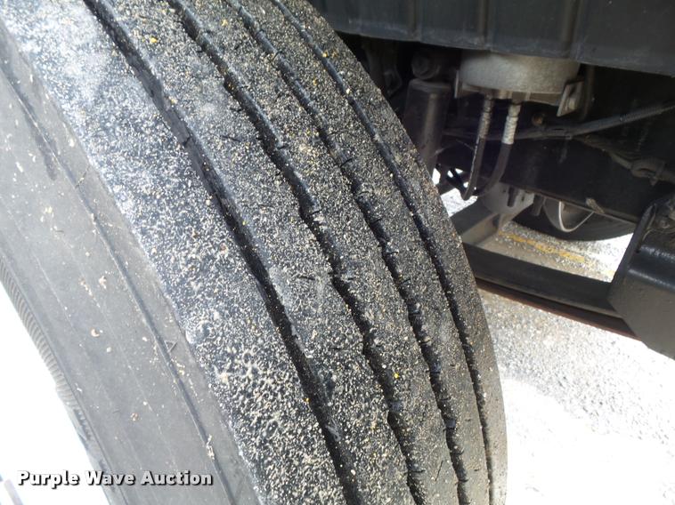 image for item K7629 2004 International 7400 service truck