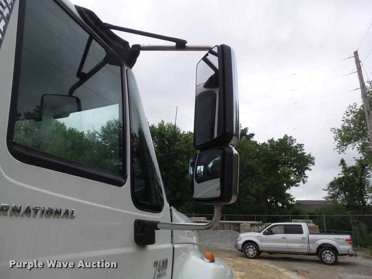 image for item K7629 2004 International 7400 service truck