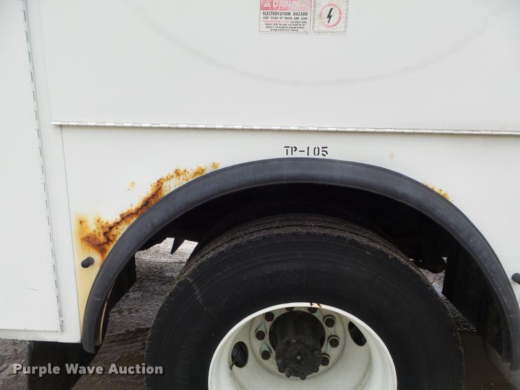 image for item K7629 2004 International 7400 service truck