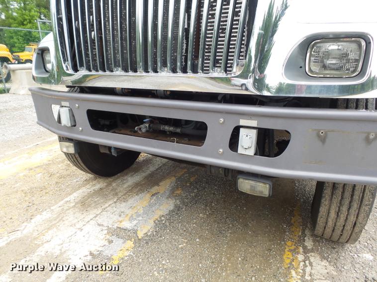 image for item K7629 2004 International 7400 service truck