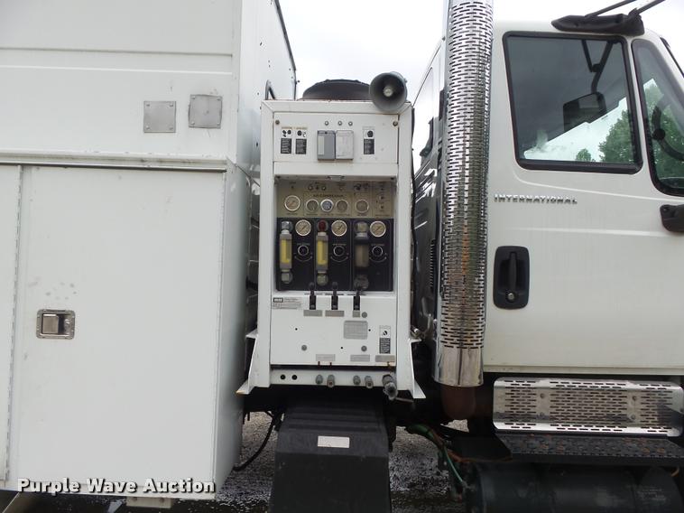 image for item K7629 2004 International 7400 service truck