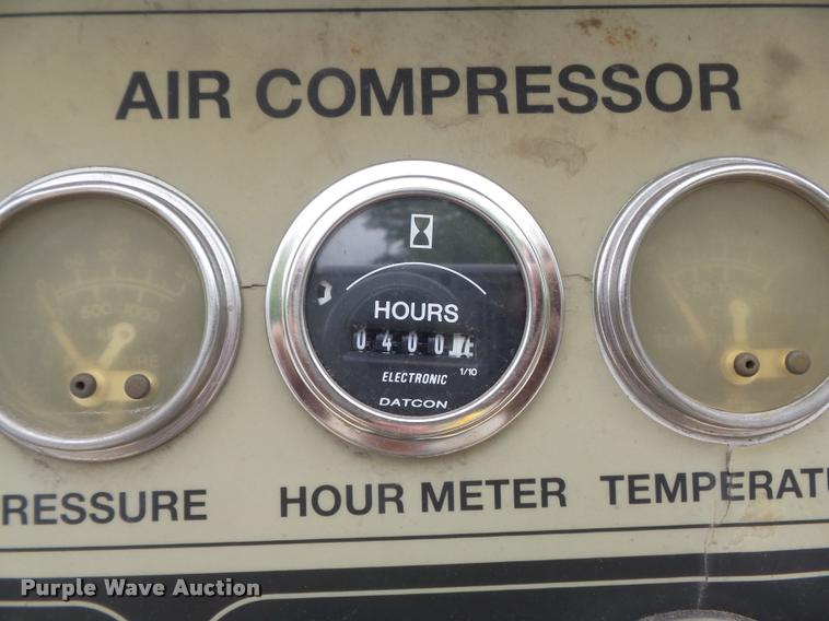 image for item K7629 2004 International 7400 service truck