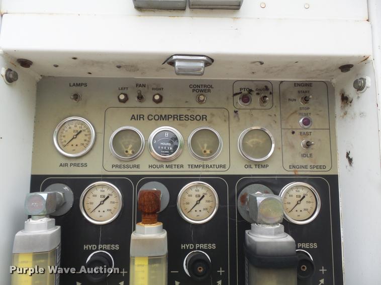 image for item K7629 2004 International 7400 service truck