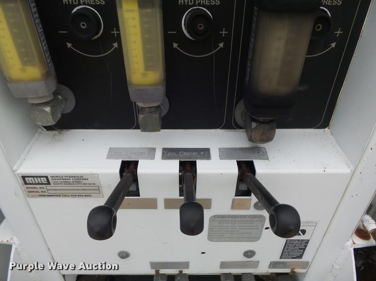 image for item K7629 2004 International 7400 service truck